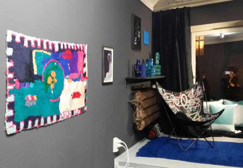 keepers lounge vol.1: Teppiche Bu Sherwit, Beni Mguild (Cortesy Wild Teppich- und Textilkunst). Butterfly Chair by Ferrai-Hardoy, Kurchan und Bonet-Original by Knoll, ca. 1070, (Privatsammlung Berlin). Keramikvasen 1960er/1970er Jahre (Privatsammlung Berlin). Kissenbezüge: Cozy Horizon by  Wiedemann/Mettler. Wandfarbe Luna by Schöner Wohnen