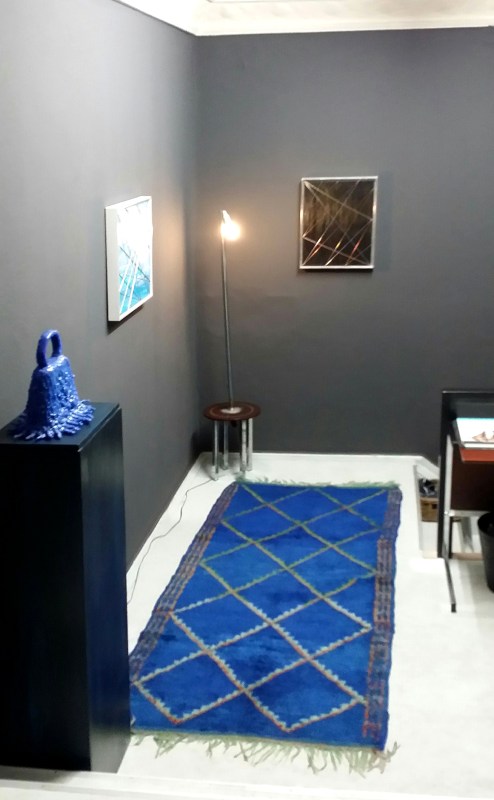 keepers lounge vol.1: Teppich Beni Mguild,  (Cortesy Wild Teppich- und Textilkunst.) Skulptur auf dem Sockel und Bilder by Olivia Berckemeyer. Leuchtobjekt by Matthew Burbige (Privatsammlung Berlin). Wandfarbe Luna by Schöner Wohnen